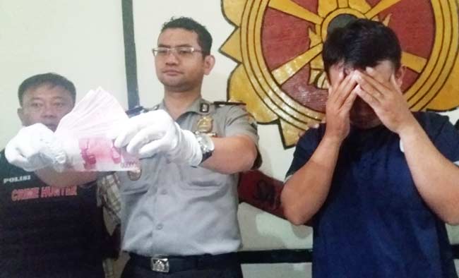 Driver Gojek pengedar Upal Didampingi Kapolsek Wonokromo.