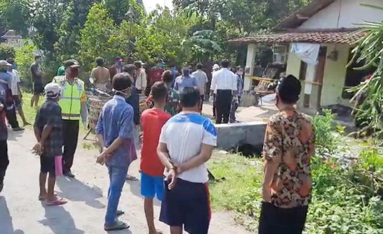 Warga yang penasaran memadati lokasi kejadian meninggalnya pedagang ubi.