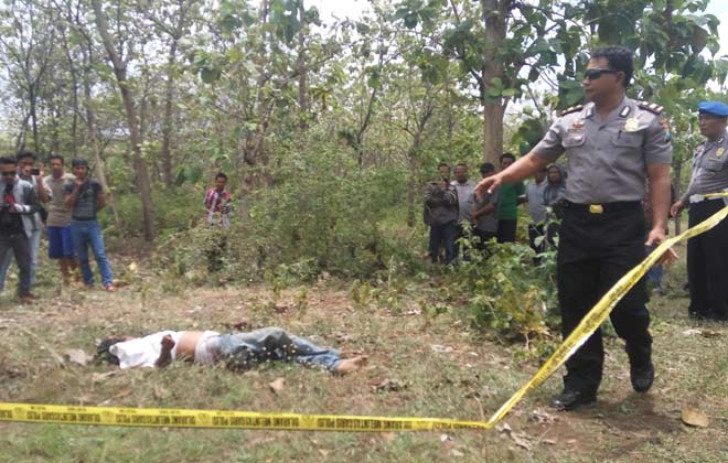 Petugas saat melakukan olah TKP. foto: SUWANDI/ BANGSAONLINE