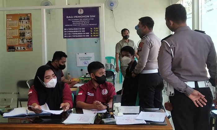 Seorang warga Kampung Mandar, Banyuwangi, Bayu (19), didampingi petugas saat mengurus persyaratan SIM.