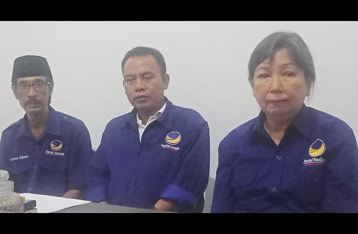 Sudarsono (Ketua DPD NasDem Surabaya), Ainul Yaqin (Bappilu NasDem Jatim), Sri Sajekti Sudjunadi (Ketua DPW NasDem Jatim) saat audiensi dengan wartawan. foto: DIDI ROSADI/ BANGSAONLINE