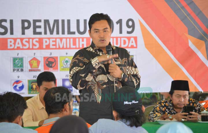 Divisi SDM & Parmas KPU Gresik, Makmun, saat menyosialisasikan Pemilu 2019. foto: SYUHUD/ BANGSAONLINE