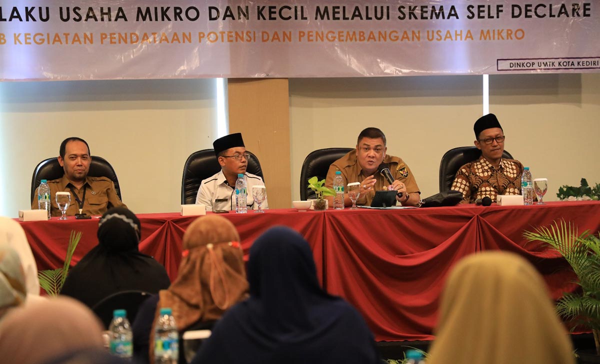 Kepala Dinkop UMTK Kota Kediri Bambang Priambodo (pegang mik) saat memberi sambutan. Foto: Ist.
