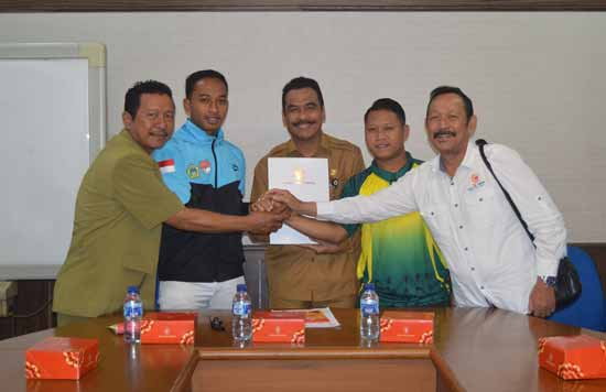 19 Atlet Hockey Asal SMAN 1 Menganti Kunjungi Kantor Bupati Gresik