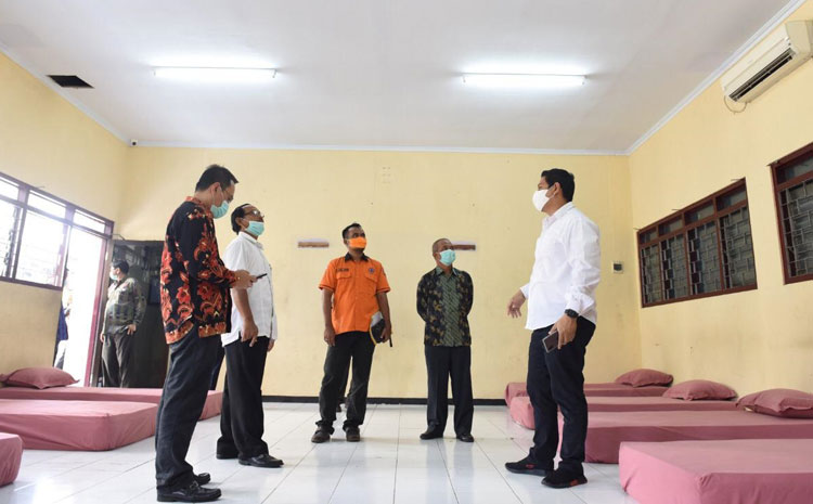 Wali Kota Kediri, Abdullah Abu Bakar (paling kanan) saat meninjau ruang observasi di Gedung Poltek 1 Kota Kediri, Kamis (2/4).