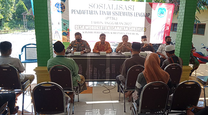 Kasubag Tata usaha BPN Kabupaten Pasuruan, Sukardi, saat memberi pemaparan soal PTSL di Kecamatan Sukorejo.