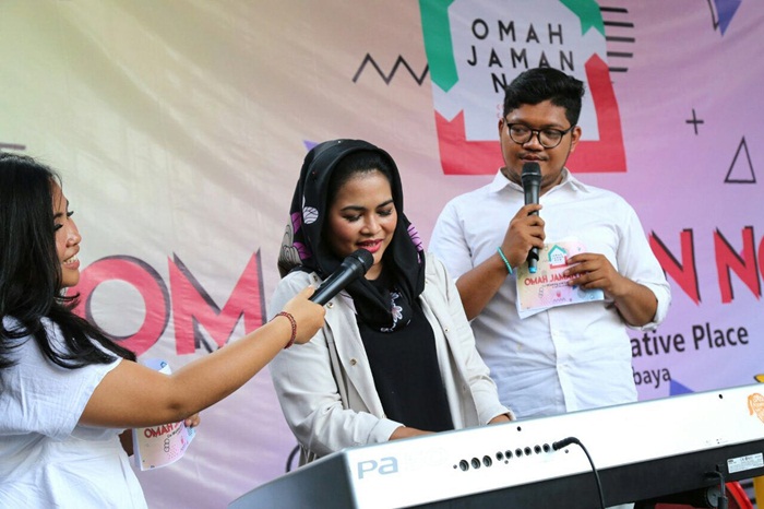 Di depan Anak Milenial, Cawagub Jatim nomor urut 2 Puti Guntur Soekarno tampak terampil memainkan keyboard saat bernyanyi lagu 'Melati Putih'.