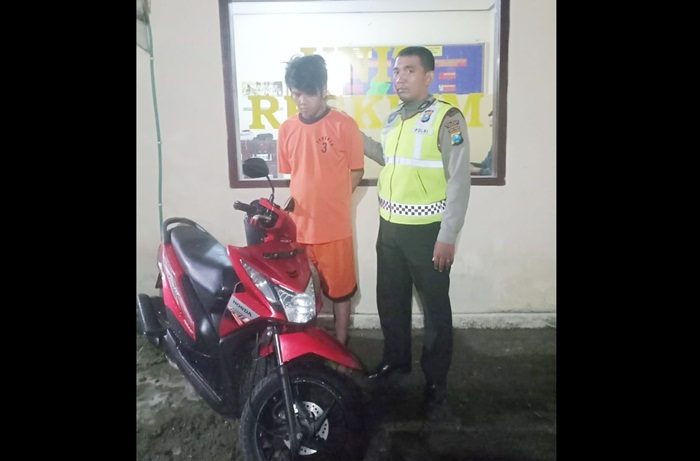Tersangka bersama barang bukti saat diamankan di Mapolsek Ngadiluweh, Kediri. Foto: ARIF K/BANGSAONLINE