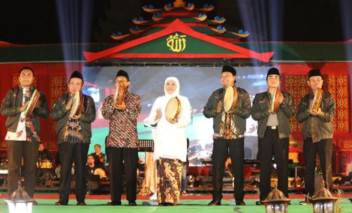 Gubernur Jawa Timur Khofifah Indar Parawansa didampingi Bupati Pasuruan Irsyad Yusuf dan Wakil Bupati Pasuruan Mujib Imron menabuh rebana sebagai tanda pembukaan Pospeda ke-8 Jawa Timur 2019, Jumat malam (1/11/2019). foto: Istimewa/ BANGSAONLINE.com