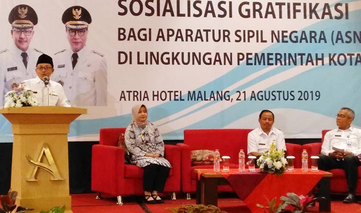 Wali Kota Malang Sutiaji membuka acara sosialisasi gratifikasi dari KPK di hotel Atria Malang, Rabu (21/08). foto: IWAN/ BANGSAONLINE