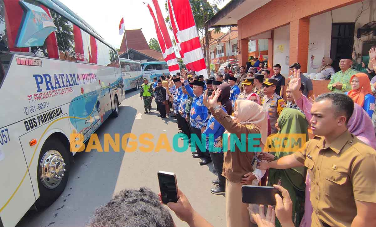 Lepas Keberangkatan 3 Kloter Jamaah Calon Haji, Bupati Mojokerto Naik ke Bus