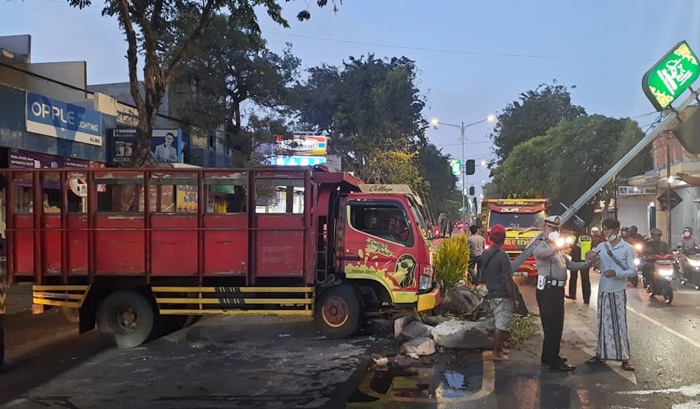 Kondisi PJU yang hampir roboh usai ditabrak Truk Colt Diesel.