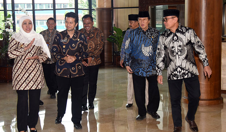 Gubernur Jawa Timur, Khofifah Indar Parawansa dan Wagub Jatim, Emil Dardak berdialog dengan pimpinan dewan saat menghadiri sidang paripurna di DPRD Jatim. foto: ist