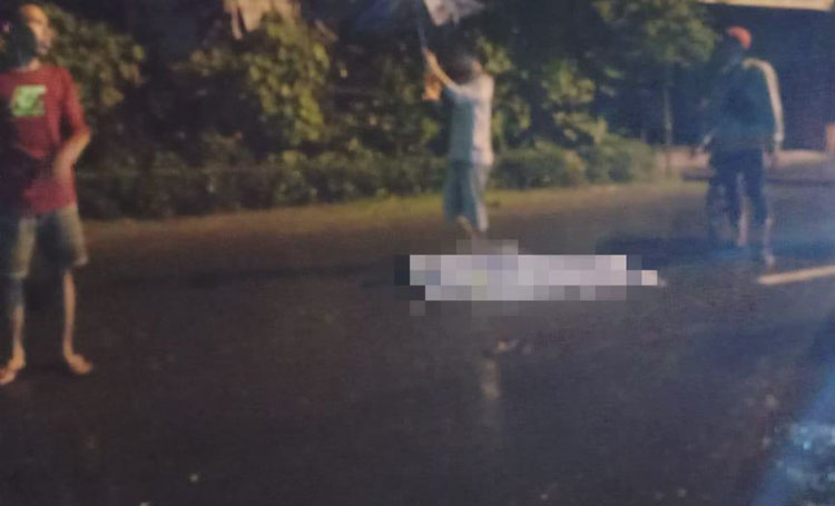Petugas saat mengevakuasi korban ke Rumah Sakit Anwar Medika Balongbendo. (foto: ist)