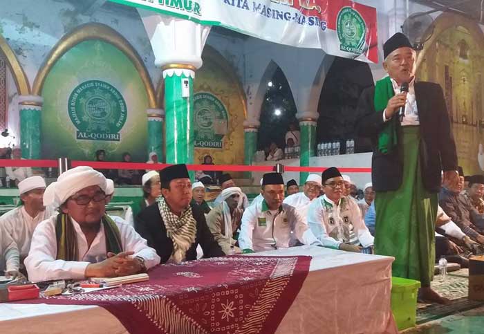 Dr KH Asep Saifuddin Chalim saat memberikan mauidzah hasanah di Pesantren Al-Qodiri Jember, Kamis (5/4/2018). Tampak KH Ahmad Muzakki Syah, Romahurmuziy dan para kiai lain. Foto: bangsaonline.com