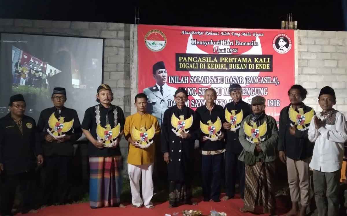Ketua Harian Situs Ndalem Pojok Persada Sukarno Kediri, Kushartono (paling kanan), usai tasyakuran Hari Lahir Pancasila. Foto: Ist