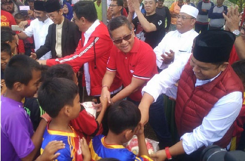 Andre Wahyudi Ketua DPC PDI Perjuangan Kabupatèn Pasuruan (kanan) mendampingi Sekertaris Jendral Ir. Hasto Kristiyanto M.M.
