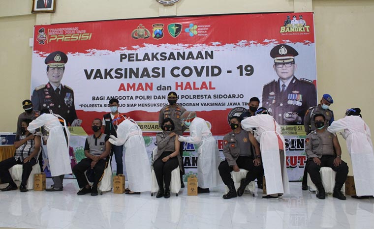 Pelaksanaan vaksinasi Covid-19 untuk jajaran personel dan ASN Polresta Sidoarjo di Gedung Serbaguna Polresta Sidoarjo, Sabtu (27/02/2021).