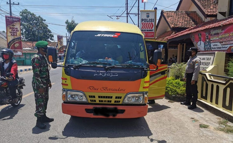 Tegakkan Disiplin Prokes, Anggota Polsek dan Babinsa Koramil Kalianget Gelar Operasi Yustisi