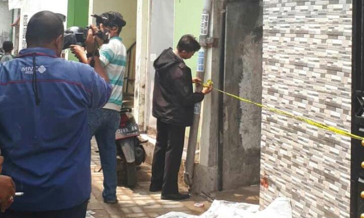 Pelakukan melakukan olah TKP di lokasi kejadian.