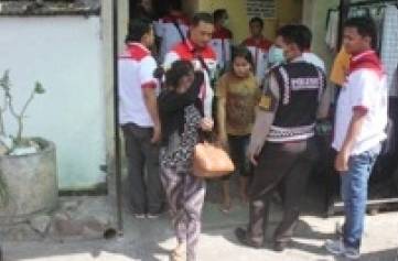 Suasana saat penggerebekan pasangan mesum. foto: istimewa