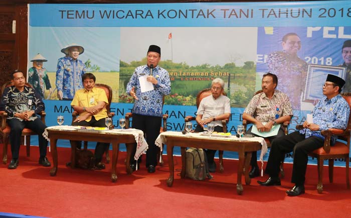 Bupati Fadeli (berdiri) dalam acara Temu Wicara Kontak Tani Tahun 2018 di Pendopo Lokatantra.