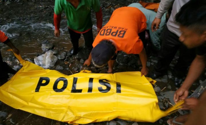 Mayat korban saat hendak dievakuasi.