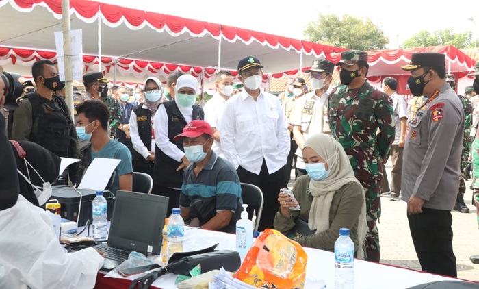Gubernur Khofifah Pantau Vaksinasi di Pelabuhan Kamal Bangkalan