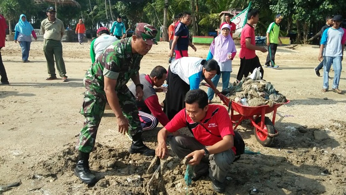 Cinta Lingkungan, PWI Tuban Gelar Aksi Bersih-bersih Pantai