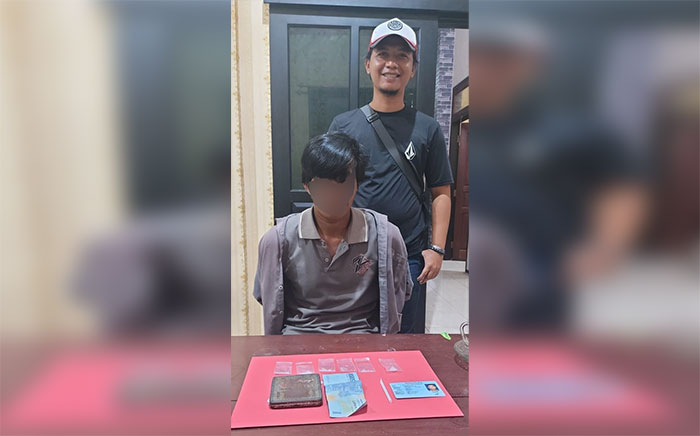 Tersangka saat diamankan petugas di Mapolres Pasuruan.