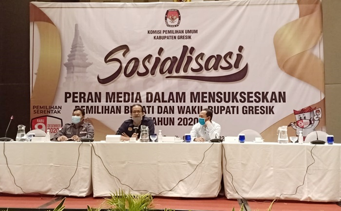 Dari kiri: Divisi Sosdiklih Parmas dan SDM KPU Gresik Makmun, Divisi Sosdiklih dan Parmas KPU Jatim Gogot Cahyo Baskoro, dan Ketua KWG M. Syuhud Almanfaluty. foto: ist.