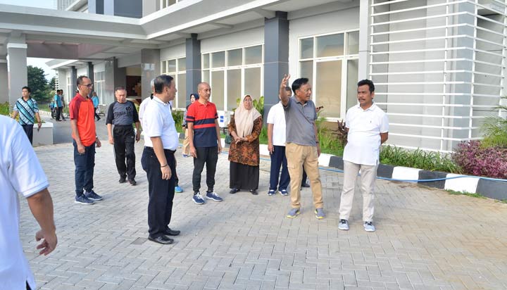 Bupati dan Wabup Gresik Sambari dan Qosim melihat kondisi gedung mall pelayanan. foto: ist