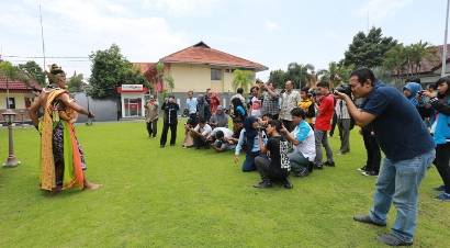 Nampak para peserta pelatihan jurnalis dan fotografi saat sedang mempratekkan ilmunya setelah mendapat pelatihan. Dua orang model saat dijadikan obyek pemotretan. Rochmad Aris/BangsaOnlien.com