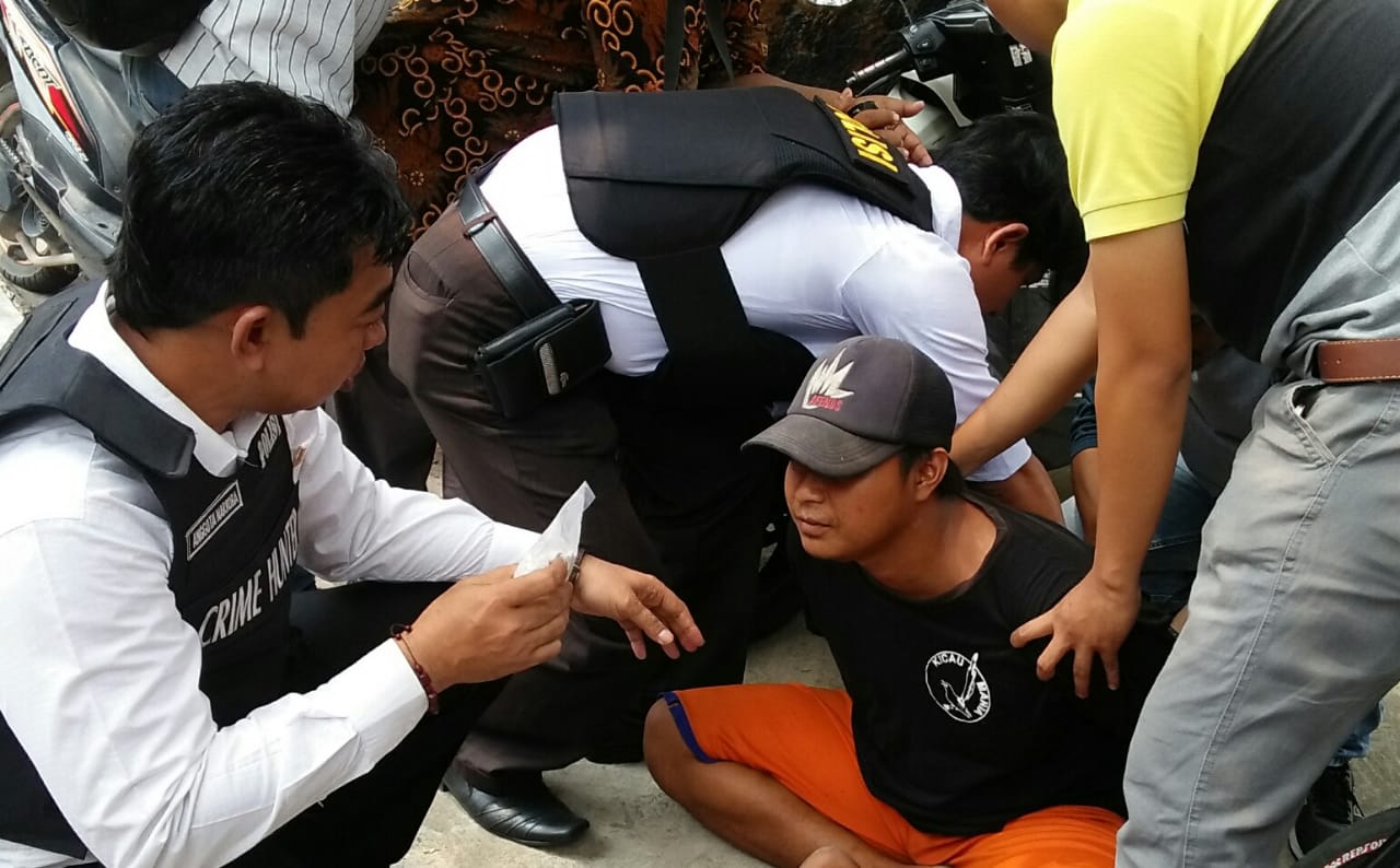 Tersangka tak berkutik saat dibekuk.