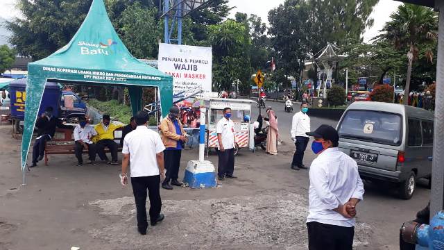Diskopumdag secara persuasif telah melakukan jemput bola melakukan sosialisasi dengan cara mendekati para pengunjung pasar untuk memakai masker.