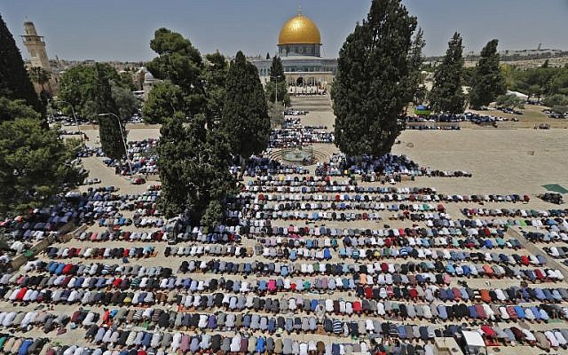 Puluhan Ribu Warga Palestina Jumatan di Yerusalem