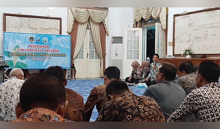 Bupati Madiun Ahmad Dawami menerima menerima kunjungan tim penilai lapangan Kabupaten Sehat tingkat Nasional.
