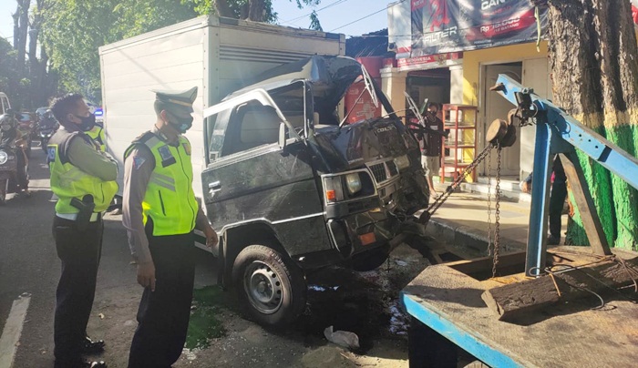 Diduga Mengantuk, Tiga Warga Surabaya Alami Kecelakaan di Tuban