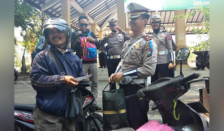 Gelar Operasi Zebra Semeru 2019, Satlantas Polresta Sidoarjo Malah Bagikan Hadiah