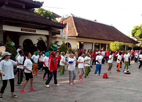 Senam bersama di depan hotel Mirah.