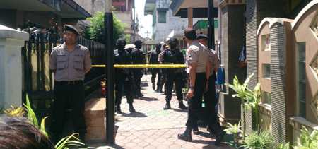 Densus 88 jaga ketat rumah salah satu tersangka teroris di Malang. (Robert/BANGSAONLINE)