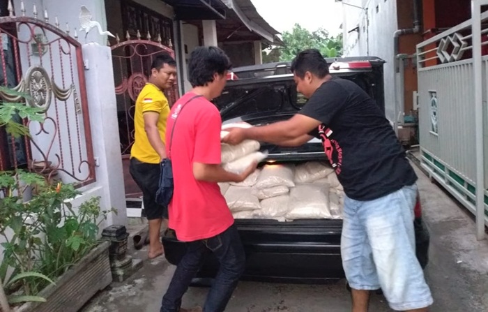 Roy Kurnia Irawan (kaos kuning) dan relawan Gerakan Cegah Covid-19 saat menerima bantuan beras.