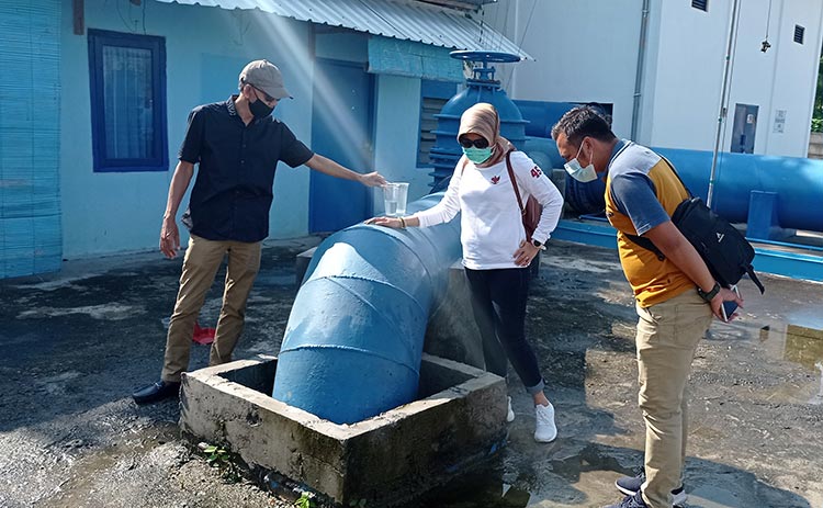 Dirut PDAM Giri Tirta Gresik, Siti Aminatus Zariyah ketika mengecek recervoir di Giri I, Putri Cempo, Kecamatan Kebomas. foto: SYUHUD/ BANGSAONLINE