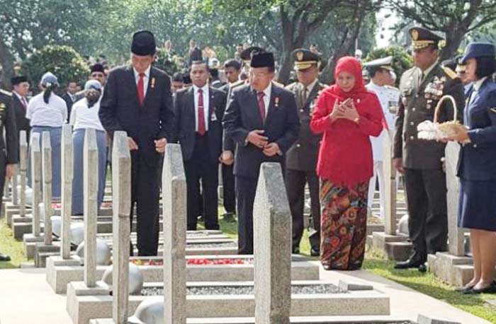 Jokowi 'Selesai' Kalau Militer Main Mata, Kiai dan Ulama Dikumpulkan di Istana