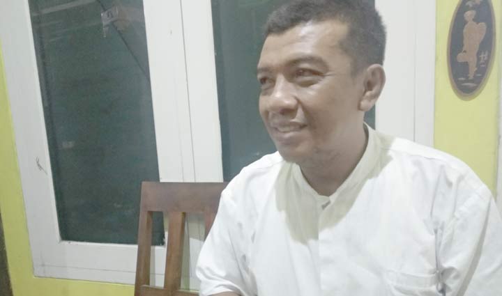 Mantan Ketua KPU Pacitan Damhudi saat cangkrukan bersama wartawan. (foto: Yuniardi Sutondo/BO)