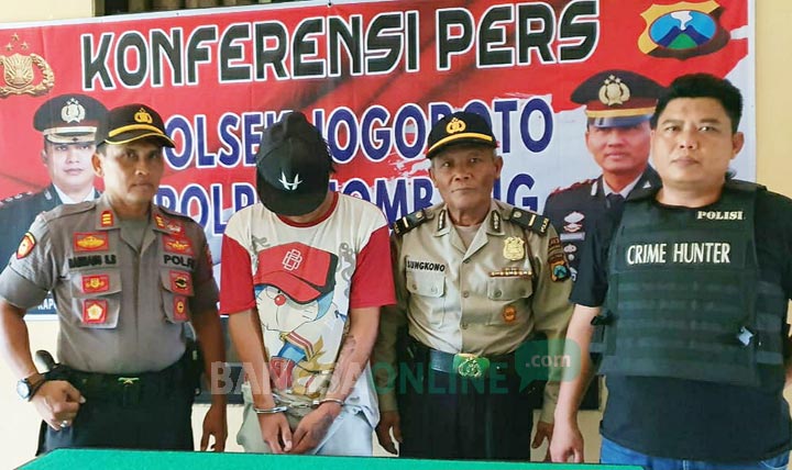Pelaku saat diamankan anggota Polsek Jogoroto. foto: AAN AMRULLOH/ BANGSAONLINE