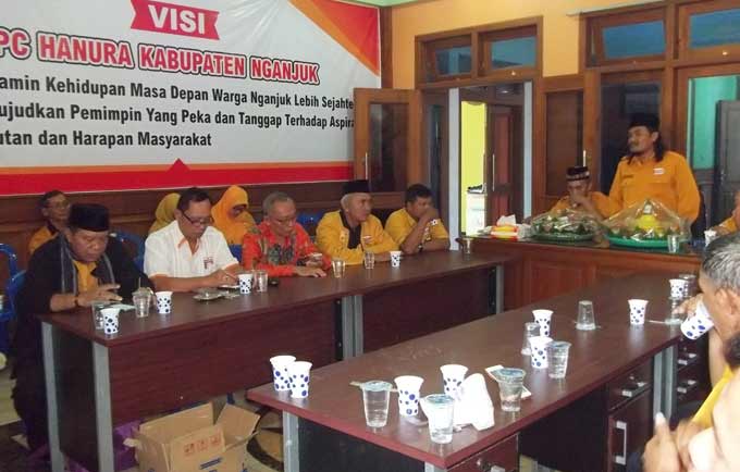 Pembukaan pendaftaran Calon Bupati Nganjuk dari Partai Hanura ditandai dengan pemotongan tumpeng. foto: BAMBANG DJ/ BANGSAONLINE