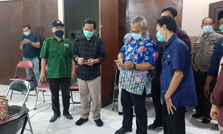 Ketua KPU RI, Arief Budiman (dua dari kanan) ketika melihat rekapitulasi suara Pilkada Gresik 2020 menggunakan aplikasi Sirekap. foto: ist.
