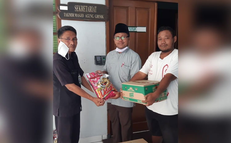 DMI Gresik Serahkan Bantuan Sembako dan Disinfektan ke Kecamatan Sangkapura