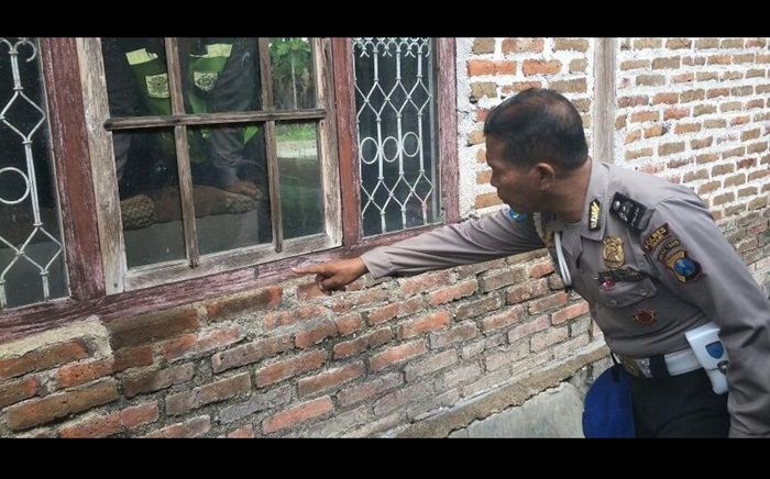 Polisi melakukan olah TKP di rumah Henny setelah digasak maling.